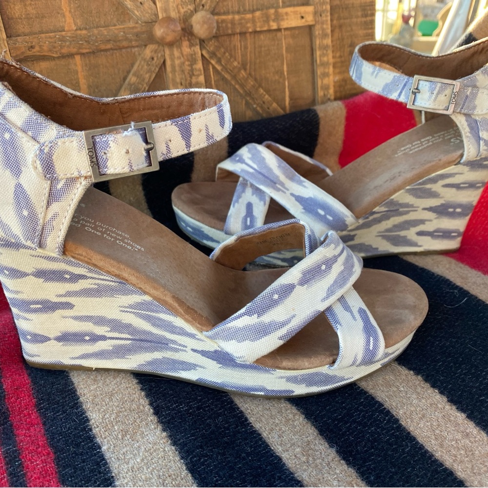 Tom’s Canvas Platform Wedge size 8.5